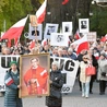 Uczestnicy marszu przy radomskiej katedrze.