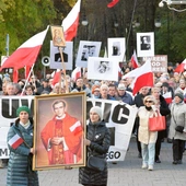 Uczestnicy marszu przy radomskiej katedrze.