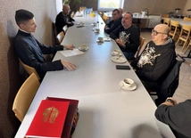 Mężczyźni garną się do ołtarza