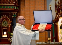 Kardynał Dziwisz podarował sądeckiej parafii ornat św. Jana Pawła II