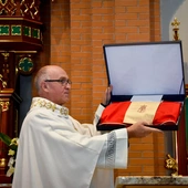 Kardynał Dziwisz podarował sądeckiej parafii ornat św. Jana Pawła II
