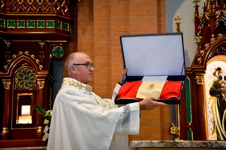 Kardynał Dziwisz podarował sądeckiej parafii ornat św. Jana Pawła II