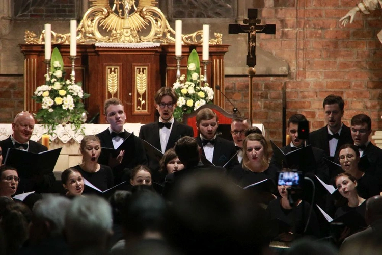 Koncert chórów w Rudach 