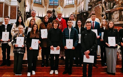 Eksplorator kosmosu, pianista, strażaczka i ekonomistka