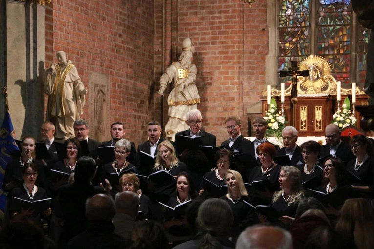 Koncert chórów w Rudach 