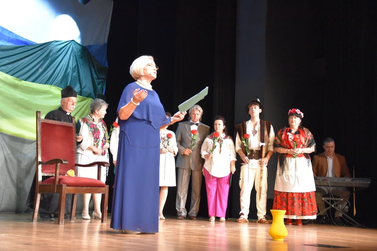 Od początku teatrem kieruje Bożenna Beata Parzuchowska.