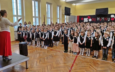 Uwaga, to może wzruszyć: hymn Polski na 350 młodych gardeł