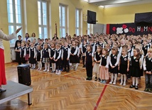 Uwaga, to może wzruszyć: hymn Polski na 350 młodych gardeł