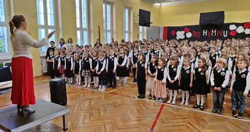 Uwaga, to może wzruszyć: hymn Polski na 350 młodych gardeł