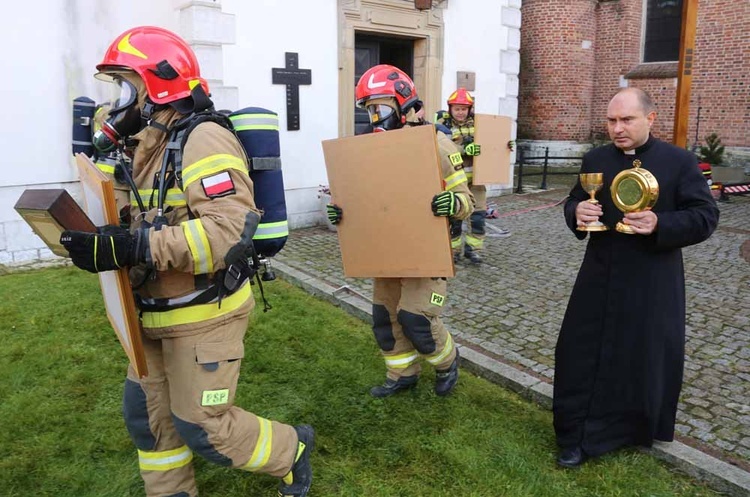 Ćwiczenia straży pożarnej w kościele Bożego Ciała