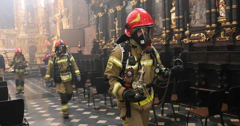 Ćwiczenia straży pożarnej w kościele Bożego Ciała