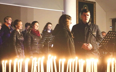 Zespół Nadzieja tradycyjnie zaprasza na chwilę zadumy przy muzyce.