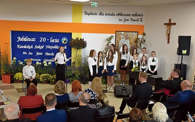 Program artystyczny w wykonaniu uczniów został nagrodzony gromkimi brawami.