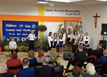 Program artystyczny w wykonaniu uczniów został nagrodzony gromkimi brawami.