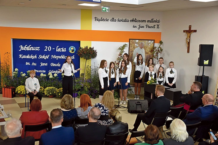 Program artystyczny w wykonaniu uczniów został nagrodzony gromkimi brawami.