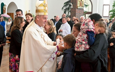 Oazowicze świętowali z bp. Romanem Pindlem.