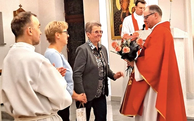 Lekarka Anna Byrczek dziękowała diecezjalnemu duszpasterzowi za jego oddanie środowisku lekarskiemu i chorym.