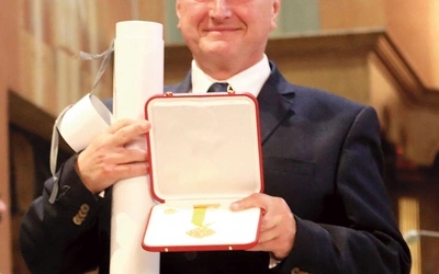 Uroczysta chwila wręczenia medalu w świątyni katedralnej.