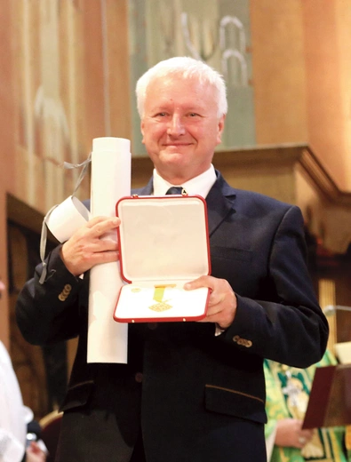 Uroczysta chwila wręczenia medalu w świątyni katedralnej.