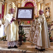 Bp R. Pindel i ks. Z. Jurasz z dekretem o nowym sanktuarium.