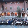 Goście z Żywiecczyzny na dziedzińcu Collegium Maius.