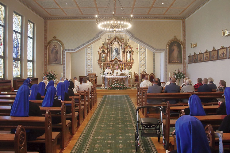 	W Eucharystii wzięło udział wielu zaprzyjaźnionych księży, nie zabrakło też osób świeckich.