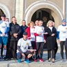 Uczestnicy sztafety wraz z ks. Arturem Więckiem oraz Aleksandrą Skowronek, wiceprezydent Rudy Śląskiej.