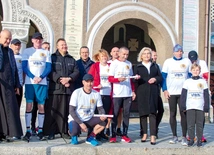 Uczestnicy sztafety wraz z ks. Arturem Więckiem oraz Aleksandrą Skowronek, wiceprezydent Rudy Śląskiej.