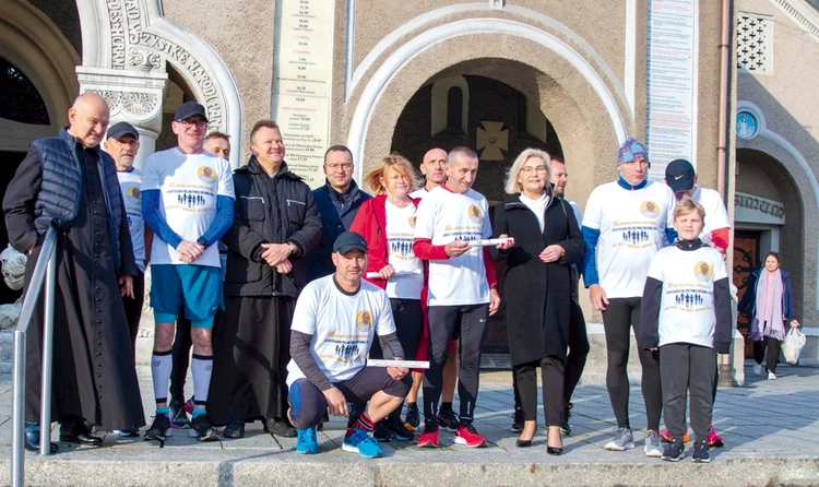Uczestnicy sztafety wraz z ks. Arturem Więckiem oraz Aleksandrą Skowronek, wiceprezydent Rudy Śląskiej.