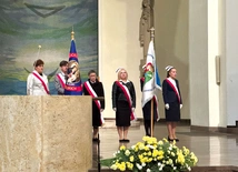 W Eucharystii uczestniczyły poczty sztandarowe przedstawicieli środowisk medycznych.