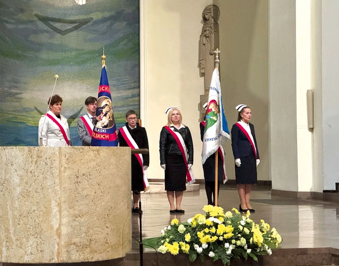 W Eucharystii uczestniczyły poczty sztandarowe przedstawicieli środowisk medycznych.