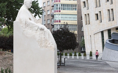 	Pomnik kard. Hlonda stanął na deptaku przy Wydziale Teologicznym UŚ w 135. rocznicę jego urodzin.