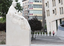 	Pomnik kard. Hlonda stanął na deptaku przy Wydziale Teologicznym UŚ w 135. rocznicę jego urodzin.