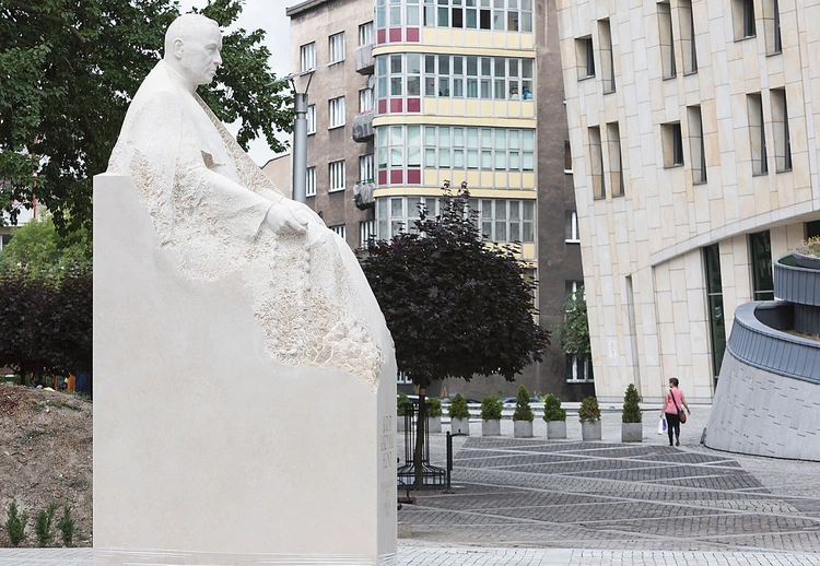 	Pomnik kard. Hlonda stanął na deptaku przy Wydziale Teologicznym UŚ w 135. rocznicę jego urodzin.