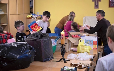 	Zapalona i ustawiona na środku oazowa świeca przypominała o wartościach, jakimi kierują się uczestnicy wydarzenia. 	