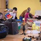 	Zapalona i ustawiona na środku oazowa świeca przypominała o wartościach, jakimi kierują się uczestnicy wydarzenia. 	