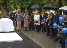 	Uroczystość odbyła się na darłowskim cmentarzu. Joanna Klimowicz z mikrofonem. 
