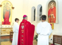 	Biskup Zieliński okadził relikwie błogosławionego męczennika.