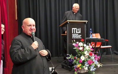 Ks. Grzegorz Gołąb (z lewej) od lat starannie dobiera prelegentów cenionych w Kościele katolickim.  Wybór ks. prof. Chrostowskiego był oczywisty. 