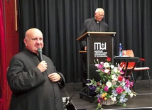 Ks. Grzegorz Gołąb (z lewej) od lat starannie dobiera prelegentów cenionych w Kościele katolickim.  Wybór ks. prof. Chrostowskiego był oczywisty. 