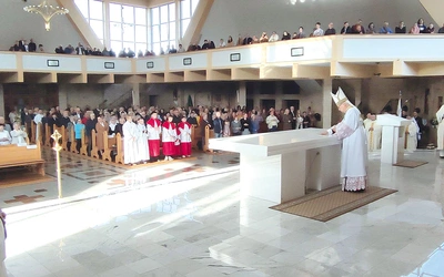 	Liczni wierni potwierdzili swoją obecnością, że to miejsce będzie miało komu służyć do spotkania z Bogiem.