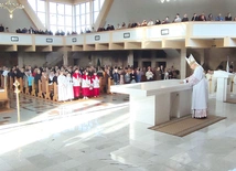 	Liczni wierni potwierdzili swoją obecnością, że to miejsce będzie miało komu służyć do spotkania z Bogiem.