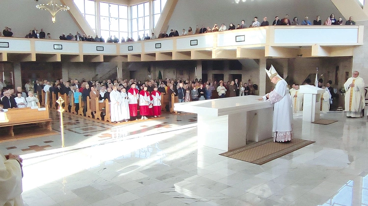 	Liczni wierni potwierdzili swoją obecnością, że to miejsce będzie miało komu służyć do spotkania z Bogiem.