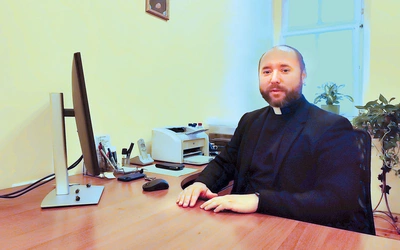 – Kościół może być pewnym pośrednikiem, miejscem, gdzie pokrzywdzeni mogą próbować poszukać wsparcia – zapewnia ks. Delestowicz.