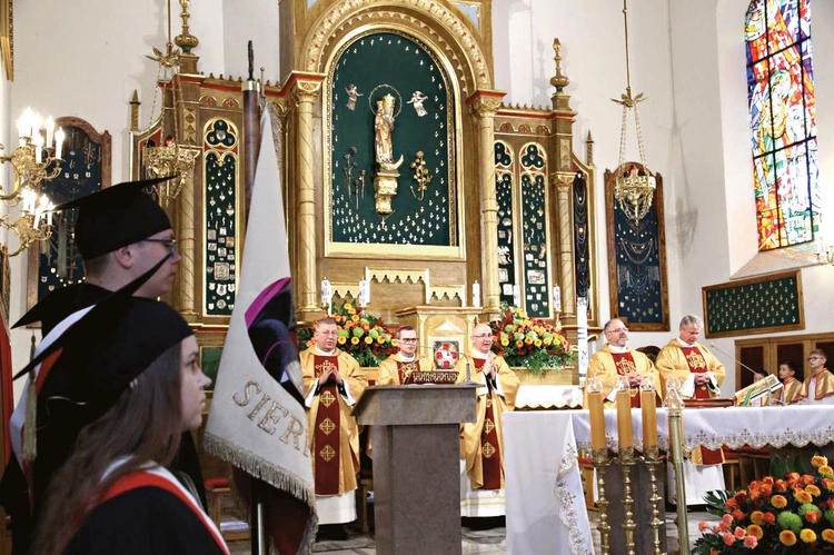 Rocznicowej Eucharystii przewodniczył biskup Mirosław Milewski.
