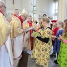 Do ołtarza dary przyniosły Dzieci Maryi w strojach z różnych kontynentów.
