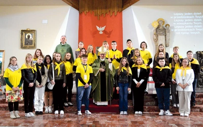 Stypendyści wraz z bp. Waldemarem Musiołem.