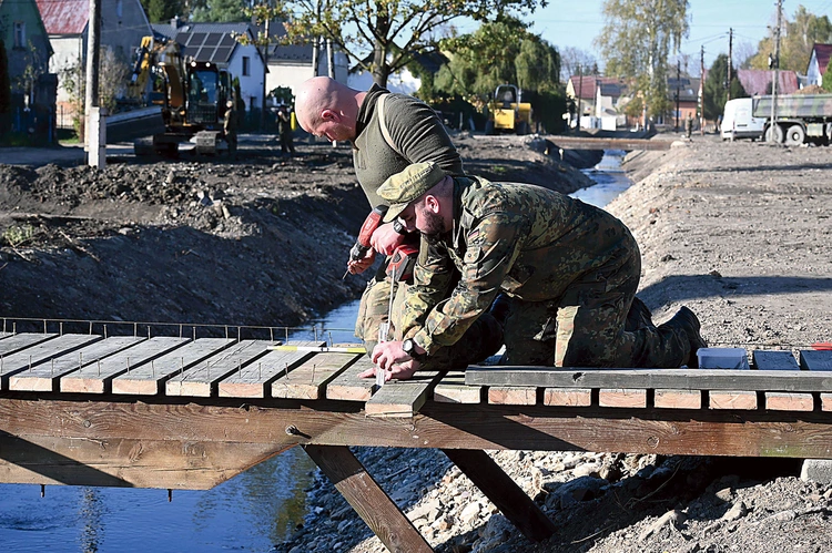 Stabilne mostki i umocnione drogi to krok do normalności.