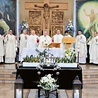 Eucharystia w kaplicy na cmentarzu komunalnym w Ostrowcu Świętokrzyskim.
