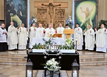 Eucharystia w kaplicy na cmentarzu komunalnym w Ostrowcu Świętokrzyskim.